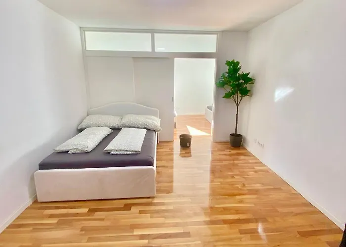 Modern 2-bedroom With Free Parking דירה