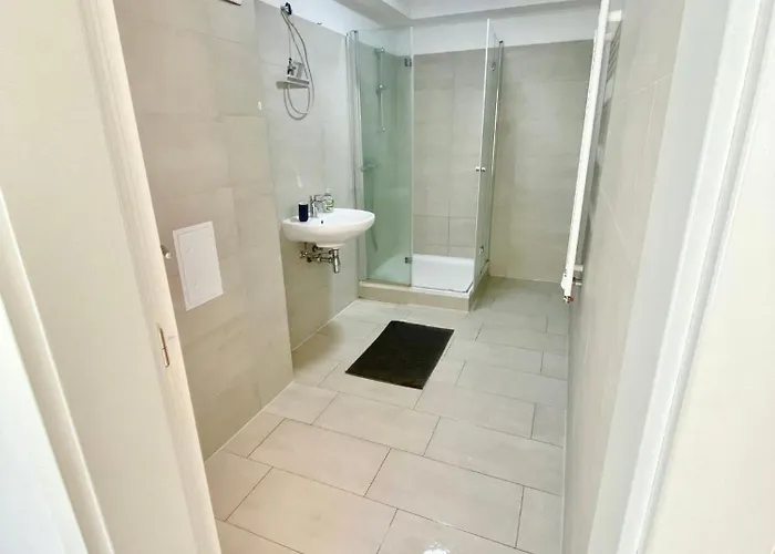 Modern 2-bedroom With Free Parking דירה