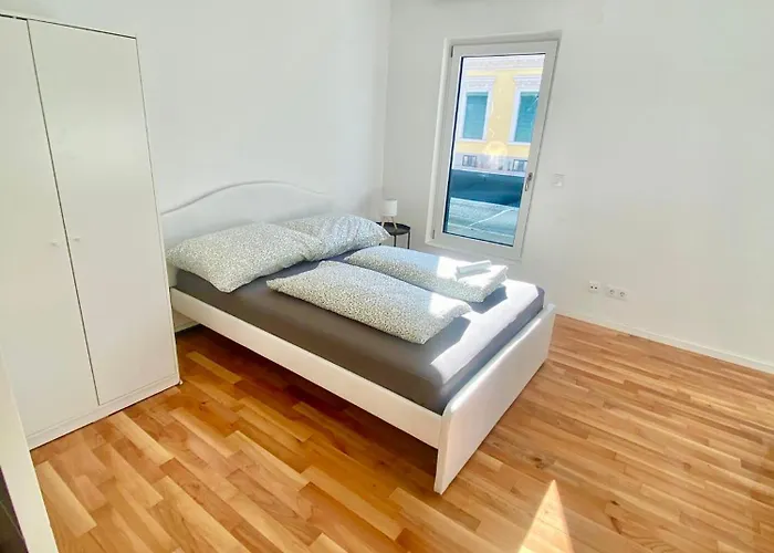 Modern 2-bedroom With Free Parking דירה