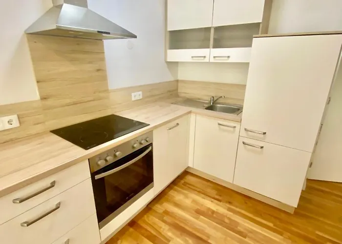 Modern 2-bedroom With Free Parking דירה