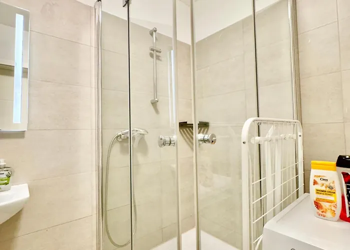 Modern 2-bedroom With Free Parking דירה