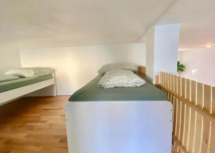 Modern 2-bedroom With Free Parking דירה *
