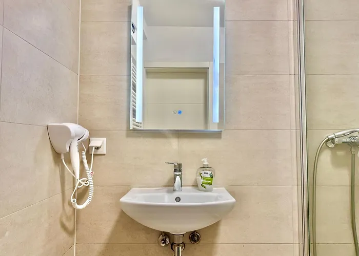Modern 2-bedroom With Free Parking דירה *